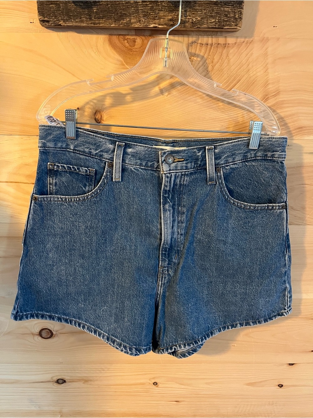 Levi’s High Waisted Mom Shorts Jean Shorts in Mid Blue Size 32